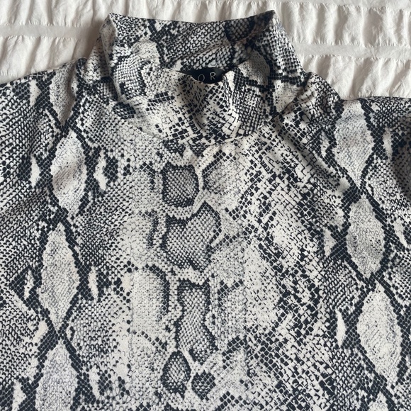 🌟 NWT FORE Grey Snake Print Mock Neck Long Sleeve Top Size Large - Picture 7 of 7